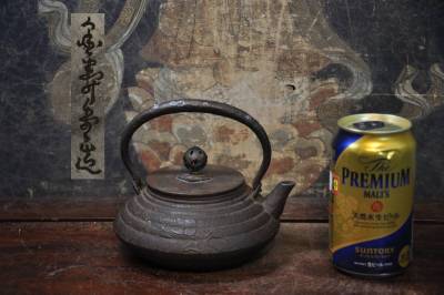 金寿堂造　銀粒象嵌鉄砲口算盤形小鉄瓶　煎茶道具容量600cc