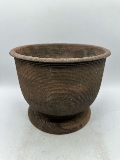 NO.195 このアイテムは、昭和期に制作された鉄製の輪線鉄風炉または涼炉