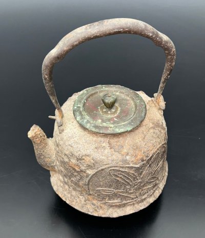 【江】釜師名人 金龍堂 葉文荒肌姥口鉄瓶 約16&times;14&times;21.5cm 古美術品(茶道具煎茶道具茶器薬缶湯沸)XZ2313 LThyde