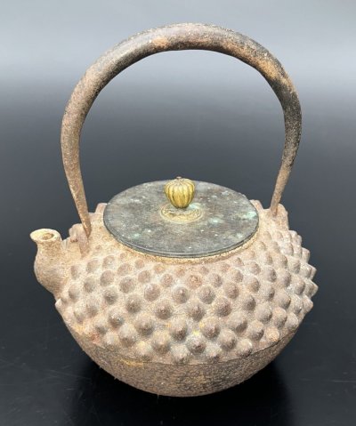 【江】釜師名人 龍文堂造 霰文撫肩姥口菊摘鉄瓶 約17.5&times;16.5&times;21cm 古美術品(茶道具煎茶道具茶器薬缶湯沸)XZ2315 CTDBvosh