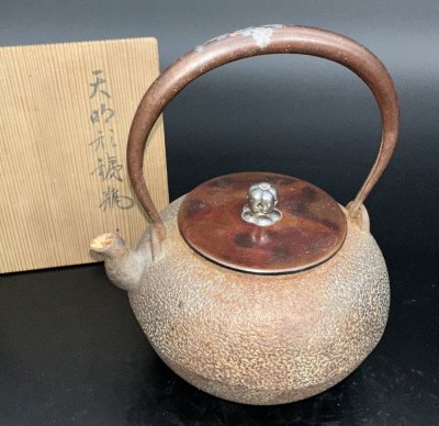 【江】釜師名人 龍文堂造 荒肌天明形鋳鉄鉄瓶 銅蓋 高さ20.2cm 共箱 古美術品(茶道具煎茶器薬缶湯沸)X2581 UTngsw