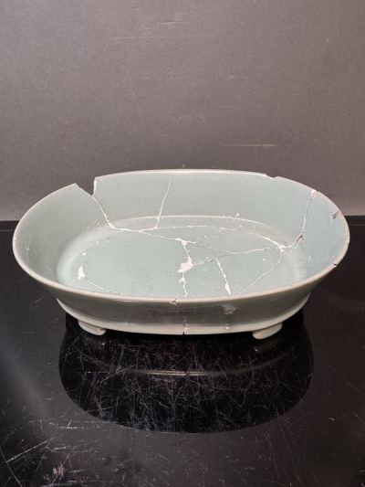 659）中國美術. 宋時期.時代物 青磁 貫入 筆洗 楕円形 骨董品 古美術 古賞物 古美術 古陶磁器桐木箱付. H7 w17.2 L23.5