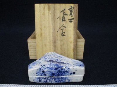 Y4338 陶器 「染付 吹墨 富士山 香合」 共箱 茶道具