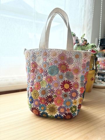 お花の手刺繍 ビーズ刺繍　ハンドメイド リネン生地　 トートバッグ　 バッグ
