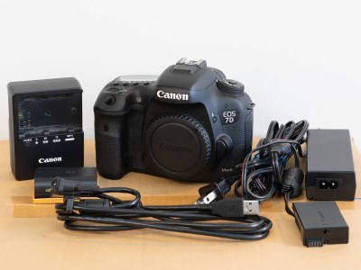 中古 EOS 7D mark II 本体・バッテリー2つ・USBケーブル・電源アダプタ APS-C 一眼レフ 動作正常