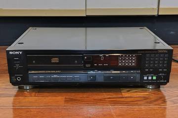 ★ジャンク品★SONY　CDP-555ESD　ソニー　CDプレーヤー　★電源OK・トレイ開閉OK・再生NG★