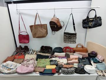 ★◆【ジャンク】ブランドバッグ 財布 小物他 大量セット PRADA FENDI COACH Dior BALLY YSL BVLGARI ラルフ他 まとめ 箱160サイズ