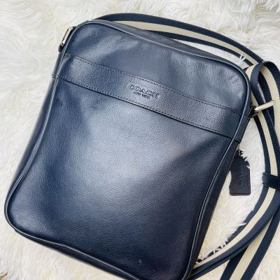 コーチ COACH チャールズ ヘリテージ メッセンジャー ショルダー 斜め掛け フライト レザー クロスボディ ネイビー 紺 メンズ ボディバッグ
