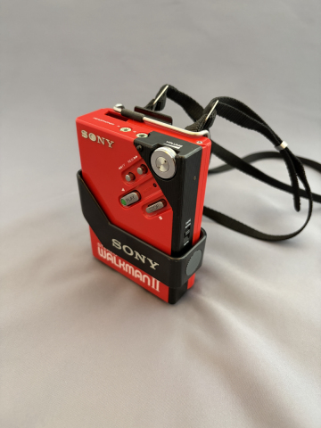 【通電未確認・100円〜】SONY カセットプレーヤー STEREO WALKMAN II WM-2 レッド ジャンク品 ホルダー・ストラップ付き