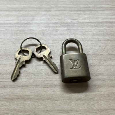 S736-NG15-651 ★ LOUIS VUITTON ルイヴィトン 南京錠 パドロック LVロゴ カデナ ゴールド キーチャーム バッグ用 アクセサリー 鍵2本付 ND