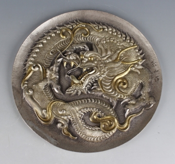 純銀打出　巻龍飾皿　蒼山作　共箱　径２５㎝　重さ３７１ｇ　純銀製　龍図