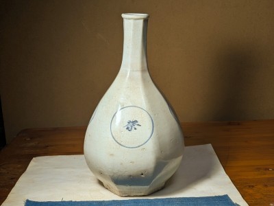 【哲】【特別出品】ほぼ完器の李朝白磁染付文字丸文面取瓶（李朝時代・18世紀末）