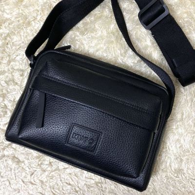 1円〜 極美品 現行 HUGO BOSS ヒューゴボス メンズ ボディバッグ ショルダーバッグ レザー シボ革 ブラック クロスボディ サコッシュ