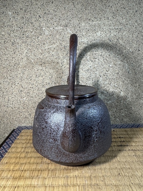 三巖堂　双鶴地紋　鉄瓶　釜師　大正時代?　未使用 共箱　 煎茶道具　南部鉄瓶　南部鉄器　検索(小泉　盛久　有阪　高橋　立徳　万治　鈴木)
