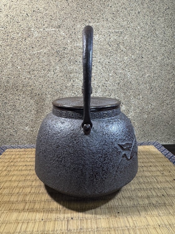 三巖堂　双鶴地紋　鉄瓶　釜師　大正時代?　未使用 共箱　 煎茶道具　南部鉄瓶　南部鉄器　検索(小泉　盛久　有阪　高橋　立徳　万治　鈴木)