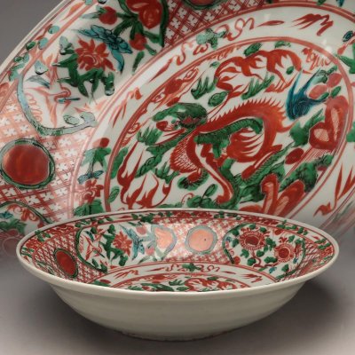 FH332 明時代 呉須赤絵草花龍文大皿 径38.5cm 木箱付・五彩花卉龍圖大盤 唐物 中国古玩 中国古陶磁 古美術 飾皿