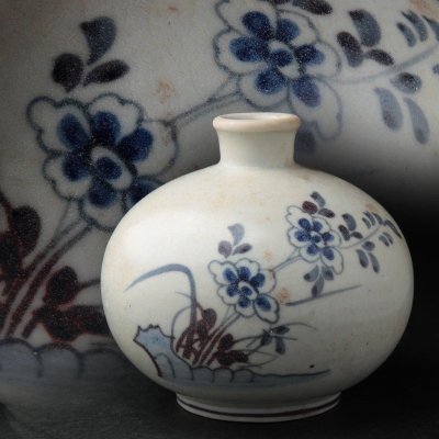 ZN546 朝鮮美術 李朝 白磁 染付 辰砂 花文小壺 高9.6cm・染付辰砂壷・青花釉里紅花卉紋小罐・花瓶・一輪生 朝鮮古陶 朝鮮古美術