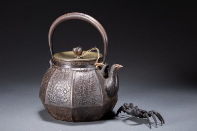 【雲錦】龍文堂 安之介 蓋裏金彩花押 八角鉄瓶 漢字彫刻 宣徳銅蟹置物 煎茶道具 京鉄瓶 骨董 時代物0525-125S2　