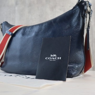 美品 コーチ COACH メンズ ショルダーバッグ バック ヘリテージ ストライプ シボ革 紺 ネイビー ビジネス メッセンジャー バッグ べブル