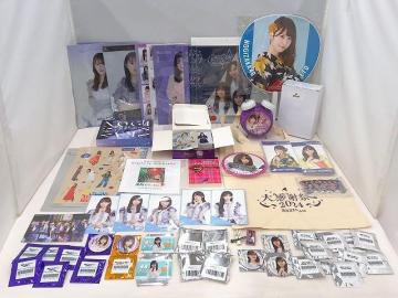 アイドル 乃木坂46 岩本蓮加 遠藤さくら 他 クリアファイル うちわ 缶バッジ CD 等 グッズセット 中古品