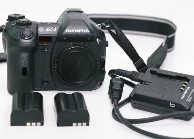美品！！　オリンパス　E-1　ボディ　充電器、バッテリー2個（社外品）