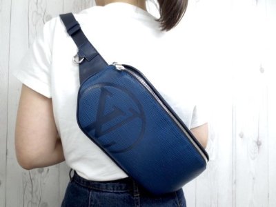 極美品 LOUIS VUITTON ルイヴィトン エピ LVサークル バムバッグ ブルーアズール ボディバッグ ショルダー バッグ M53301 青メンズ 102978Y