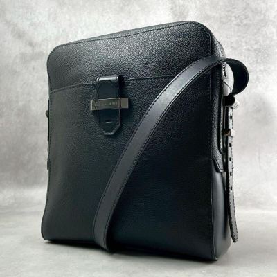 近年モデル 極美品■BVLGARI ブルガリ バックル ボディバッグ 斜め掛け ショルダー グレインレザー メンズ ビジネス 本革 ブラック 黒