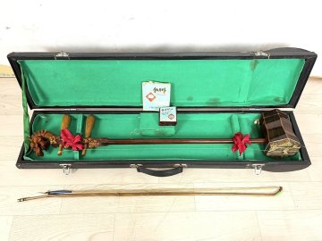 【え沖】二胡 龍頭彫刻 蛇皮 全長約82cm ハードケース・弓付き 六角 弦楽器 中国楽器 民族楽器 木製 現状品 MH361MRR40