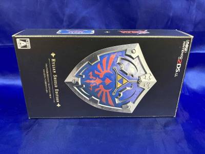 美品 動作確認済 Newニンテンドー2DSLL本体 HYLIAN SHIELD EDITION(ニンテンドーストア限定)(JANSVADK)