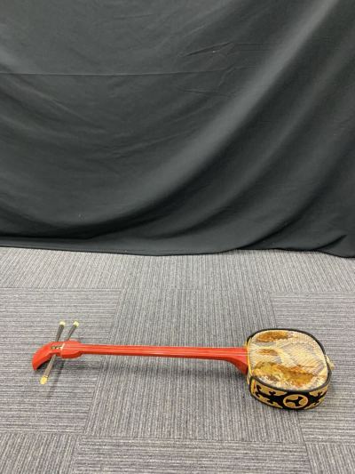 春名 7月 No.574 三線 蛇皮 弦楽器 伝統楽器 沖縄 破れ部分補強あり 汚れあり