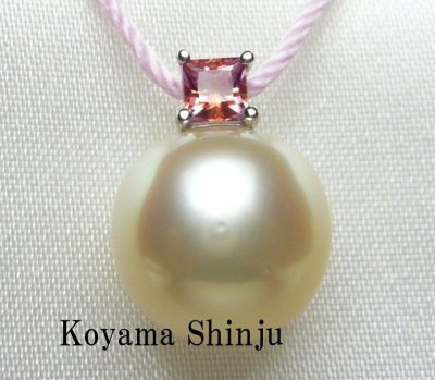 新品★小山真珠★１円～最新デザイン！絶品カラー！大珠白蝶真珠/カラーサファイヤ/Ｐｔ900パールペンダントトップ
