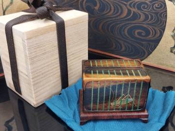 K06-0810 茶道具 香合 精緻蒔絵 螺鈿細工 黒柿 虫籠香合 共布 共箱 美品