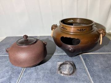 【中古品】茶道具 釜師 佐藤浄清作 唐銅鬼面風炉 切合釜添 収納木箱付き