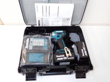 未使用 makita マキタ TD173DRGX 充電式インパクトドライバ 18V セット品 バッテリ2個 充電器付 ブルー 激安１円スタート
