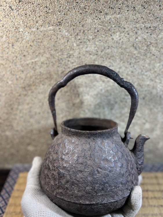 小振り 龍文堂 安之介 縦銘 江戸?時代? 鉄瓶 煎茶道具 岩肌