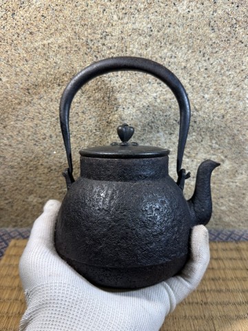 小振り 金寿堂　 満水容量650cc 茶筅形 明治時代 鉄瓶 煎茶道具
