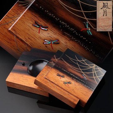 FI210 【蒔絵師 北浜 風月 作】輪島塗 黒柿造「芒に赤蜻蛉螺鈿蒔絵」色紙香合 幅6cm 共箱付・黒柿蜻蛉蒔絵香合 茶道具 香道具