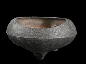 【雲】某コレクター買取品 古鉄 雲透かし彫刻三足風炉 直径37cm 古美術品(茶釜涼炉鉄瓶火鉢茶道具瓶掛)DJ1927 LTDhgtr