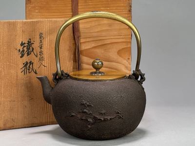 UA5S95 日本美術　亀文堂　象嵌入　鉄瓶　底銘　共箱　時代茶器　煎茶道具　