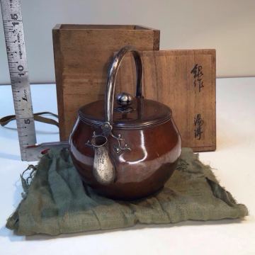 【旧家整理品】時代物　銀作亀文堂造　湯沸　古美術　煎茶道具　茶道具　薬缶　共箱／　銀瓶？　サイズ径10cm 高9.3cm (摘みまで) 重200g 