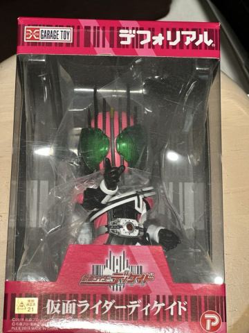 【中古開封品】デフォリアル 仮面ライダーディケイド フィギュア 発光台座・付属品完備 エクスプラス GARAGE TOY