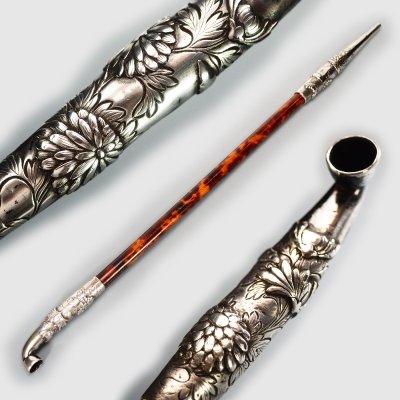 【治】銀製 大振り 菊彫煙管☆幅 40.8ｃｍ 重さ 56g (検索:喧嘩煙管 キセル パイプ 喫煙具 莨具 明治金工 彫刻 彫金 純銀 銀煙管) BEM141