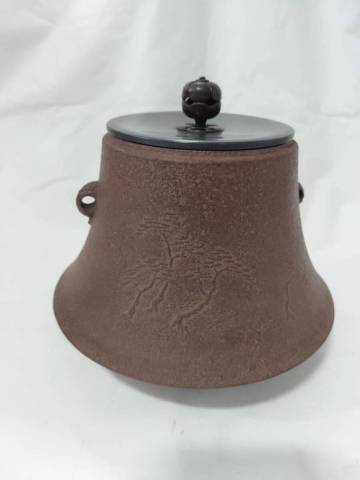 ①富士形 茶釜 風炉釜 鉄製 松地紋 在銘 茶道具 茶器 茶の湯 蓋付 中古 Cランク