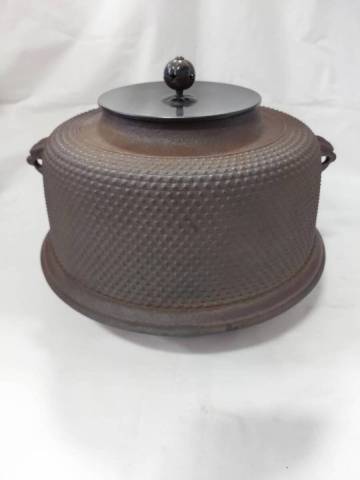 ②茶釜 風炉釜 鉄製 あられ模様 茶道具 茶器 茶の湯 蓋付 約24cm 中古 Cランク　銘あり（判読不可）