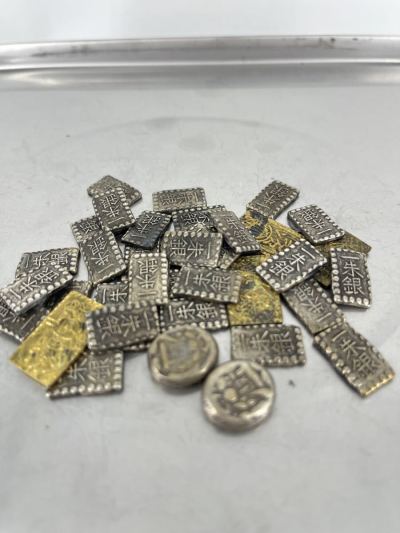 1円スタート 一朱銀 古銭 大量まとめ 角形 豆板銀風 混合 真贋不明 現状品 コレクション 資料 まとめて