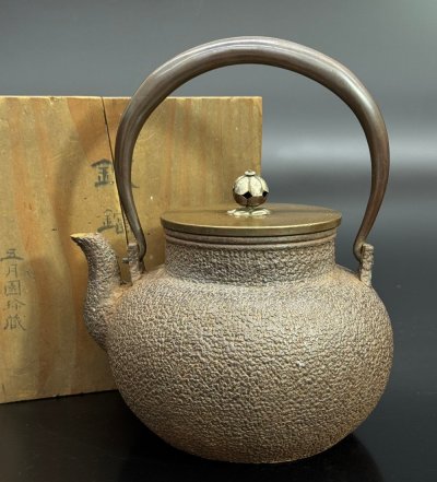 【江】釜師名人 金龍堂造 宝珠形岩肌鉄瓶 木箱 古美術品(茶道具煎茶道具茶器薬缶湯沸) X2817 LTPBzsze CBpipu