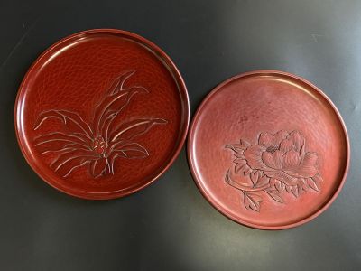 【高級漆器】　鎌倉彫　八勝堂　『草花図　丸盆　2点』　オモトと牡丹図　長寿祝・名入り　　Q0617A　　