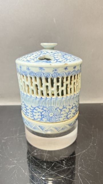89）中國美術。清時期。染付 透かし彫り 香炉 蓋付き 陶磁器 煎茶道具 骨董品 香道具 茶道具 香炉 透かしH：17 c m。W：13 c m。