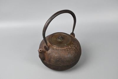 明治時代 鉄瓶 丸形鉄瓶　胴在名　日ノ丸型 古鉄瓶 銅蓋 煎茶道具 茶道具 古美術　容量約1200ml 時代煎茶 湯沸 鉄器fg1-18 煎茶道具