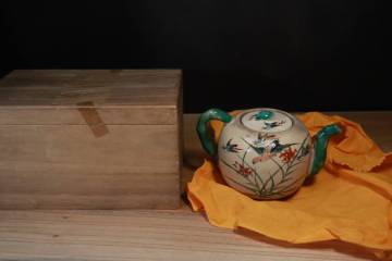 時代　粟田焼　錦光山　色絵急須　木箱付　　　茶壷　真葛　煎茶道具　鉄瓶　茶碗　香筒　銀瓶　竹籠　中国古玩　骨董　香合　香炉　宝瓶